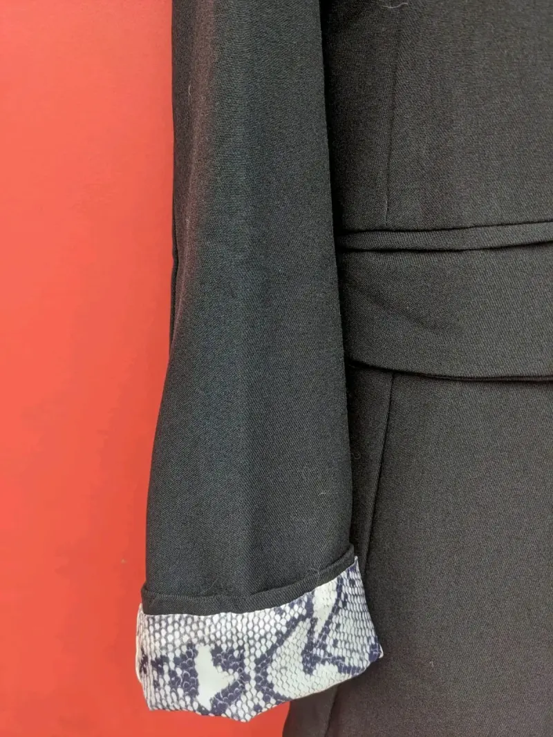 Blazer negro con forro estampado de serpiente - 4
