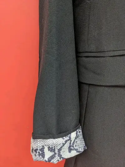 Blazer negro con forro estampado de serpiente - miniatura 4