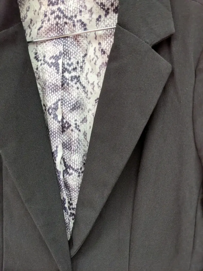 Blazer negro con forro estampado de serpiente - 5