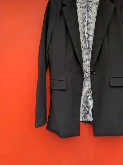 Blazer negro con forro estampado de serpiente - miniatura 6