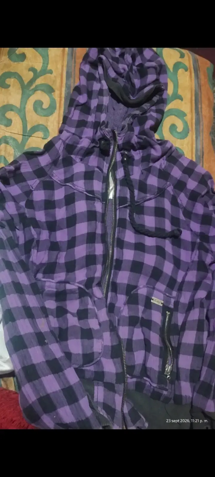 Chaqueta a cuadros morada con capucha