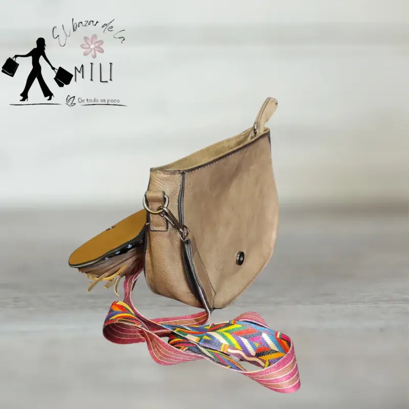 Cartera cruzada beige con tachas y correa colorida - 3