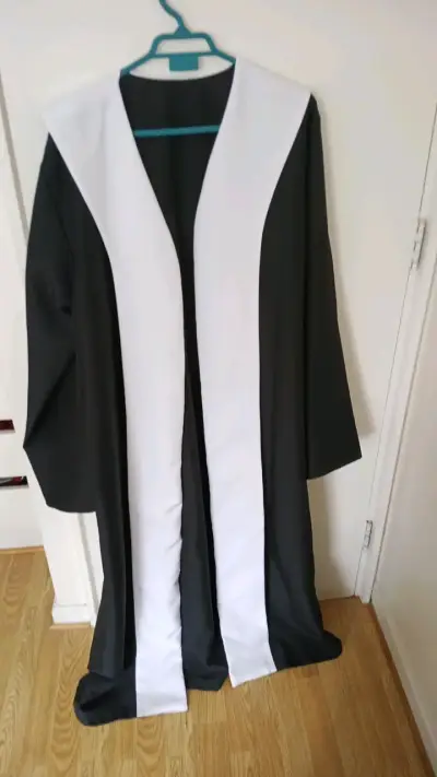 Toga de Graduación Negra con Estola Blanca XL - miniatura 1