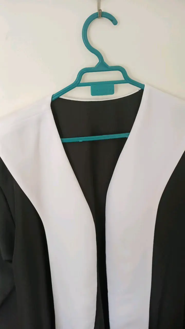 Toga de Graduación Negra con Estola Blanca XL - 2