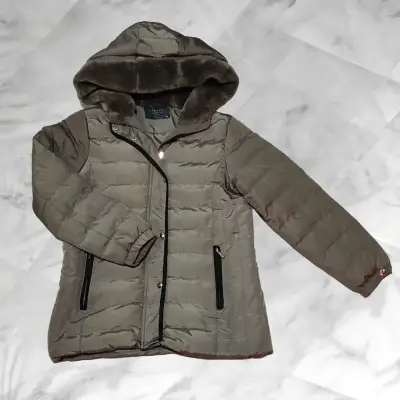 Chaqueta acolchada con capucha para mujer - miniatura 1