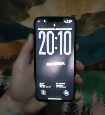 iPhone en buen estado con batería al 93% - miniatura 1