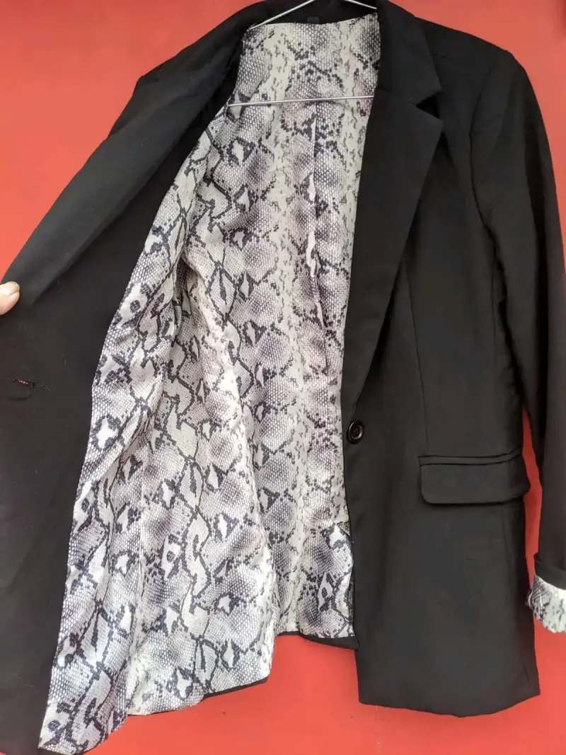 Blazer negro con forro estampado de serpiente - 5