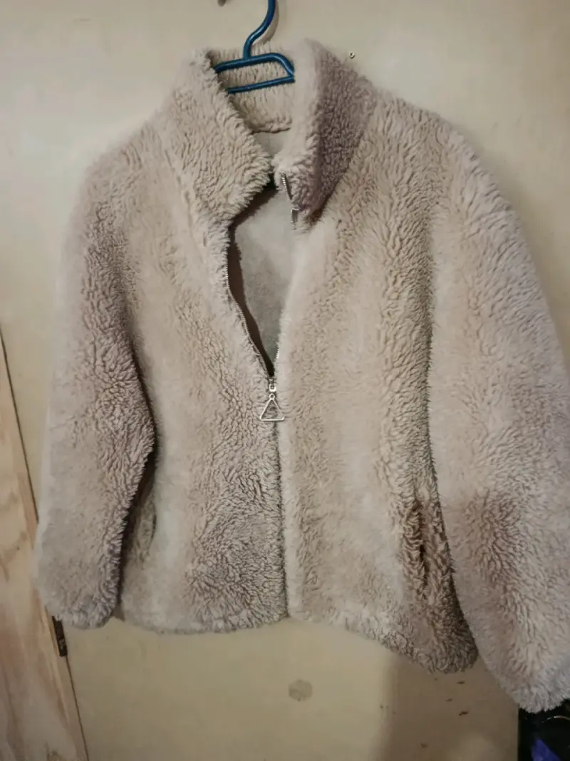 Chaqueta de piel sintética beige para mujer - 1