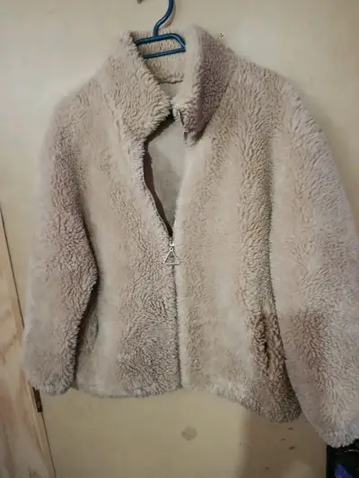 Chaqueta de piel sintética beige para mujer - miniatura 1