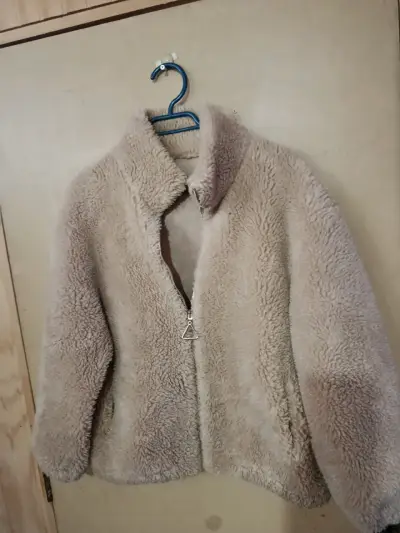 Chaqueta de piel sintética beige para mujer - miniatura 2