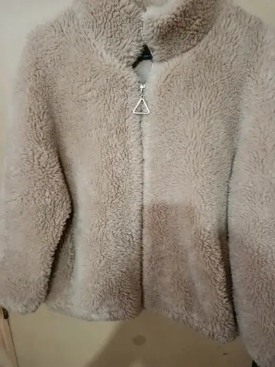 Chaqueta de piel sintética beige para mujer - miniatura 3