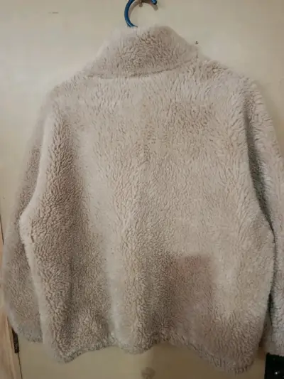 Chaqueta de piel sintética beige para mujer - miniatura 4