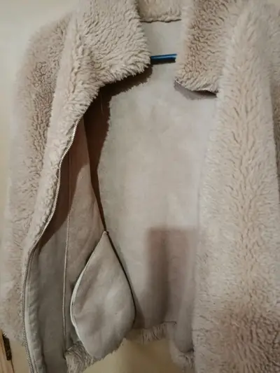 Chaqueta de piel sintética beige para mujer - miniatura 5