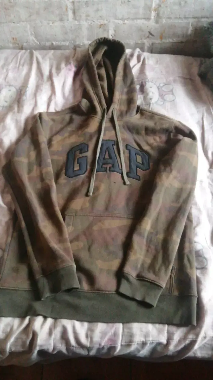 Polerón camuflado con capucha GAP