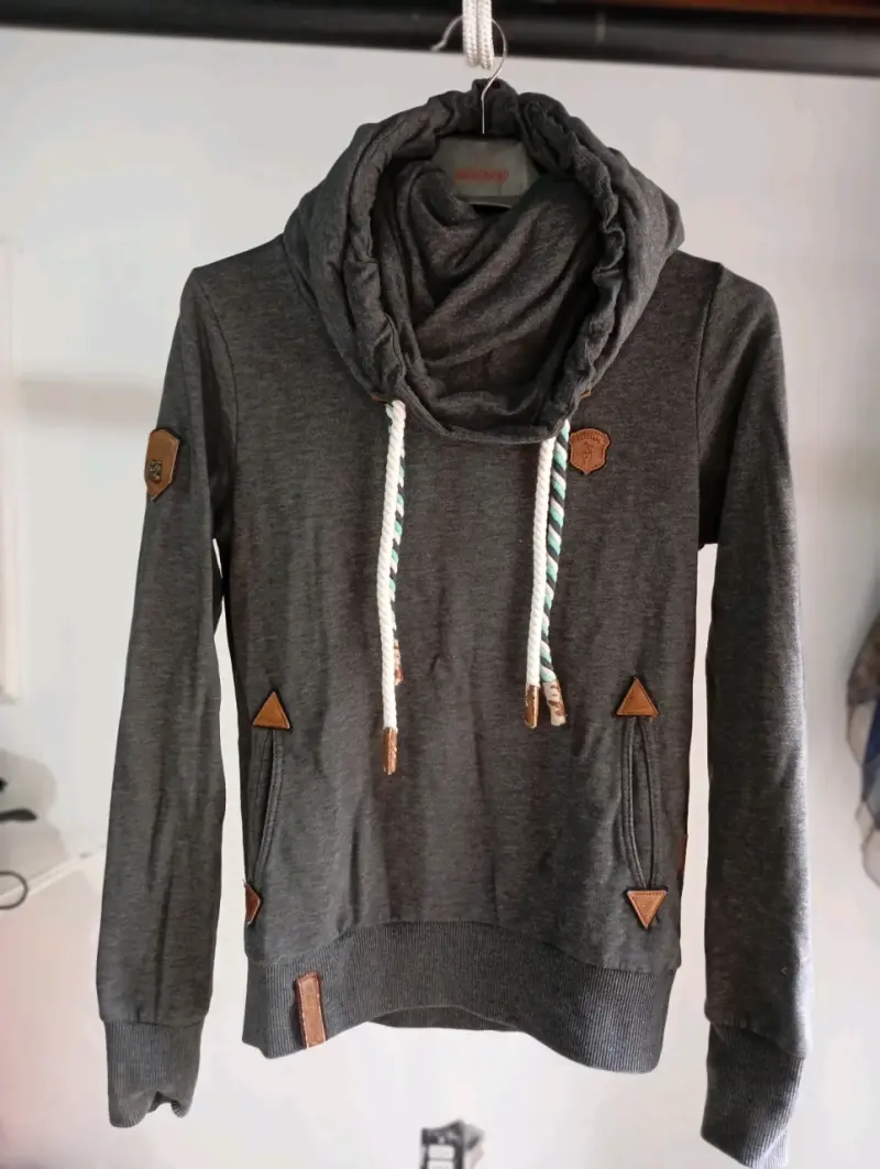 Polerón gris con capucha y detalles de cuero - 1