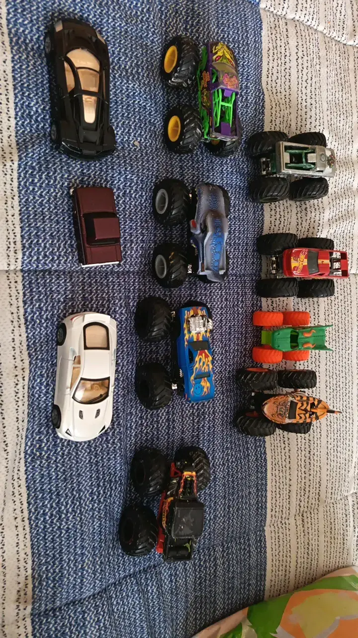 Set de autos y camiones de juguete variados