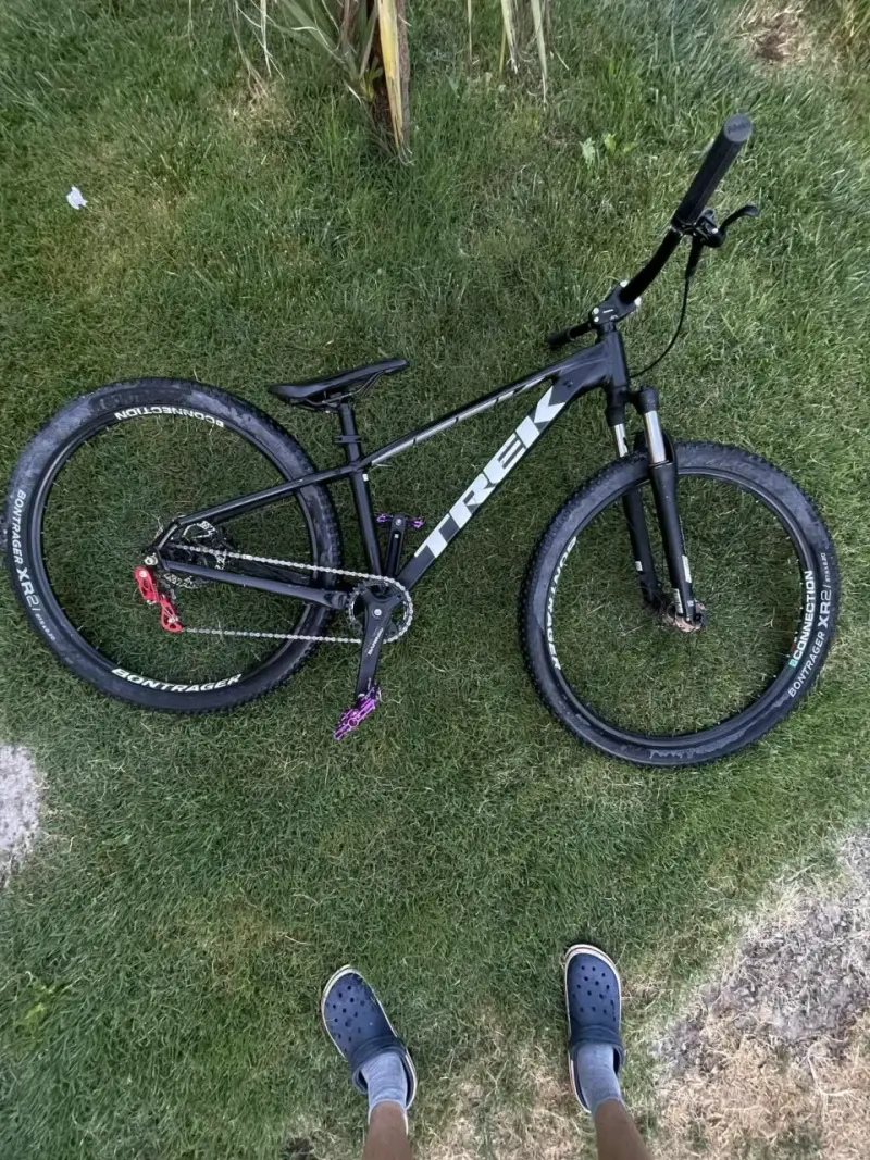 Bicicleta Trek de Montaña Negra con Componentes Shimano - 1