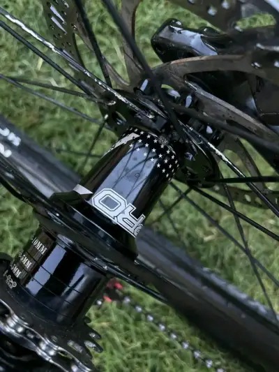 Bicicleta Trek de Montaña Negra con Componentes Shimano - miniatura 3
