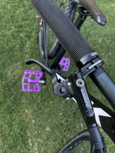 Bicicleta Trek de Montaña Negra con Componentes Shimano - miniatura 4