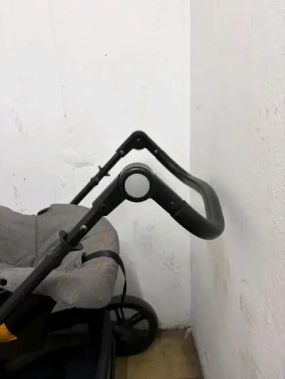 Coche de bebé Infanti gris con manillar ajustable - miniatura 3