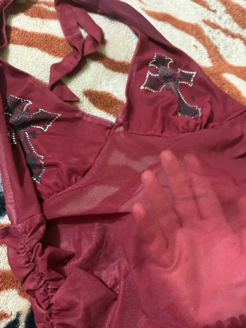 Top rojo vino con diseño y2k - 3