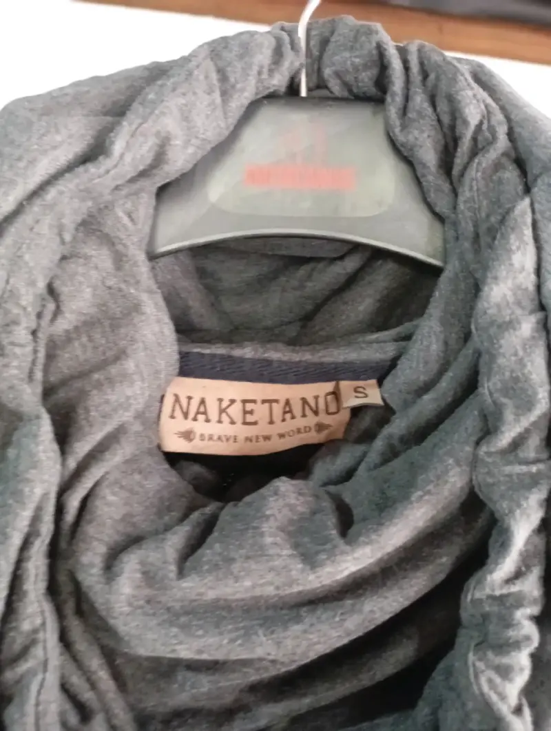 Polerón gris con capucha y detalles de cuero - 3