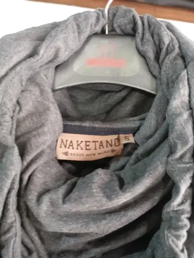 Polerón gris con capucha y detalles de cuero - miniatura 3