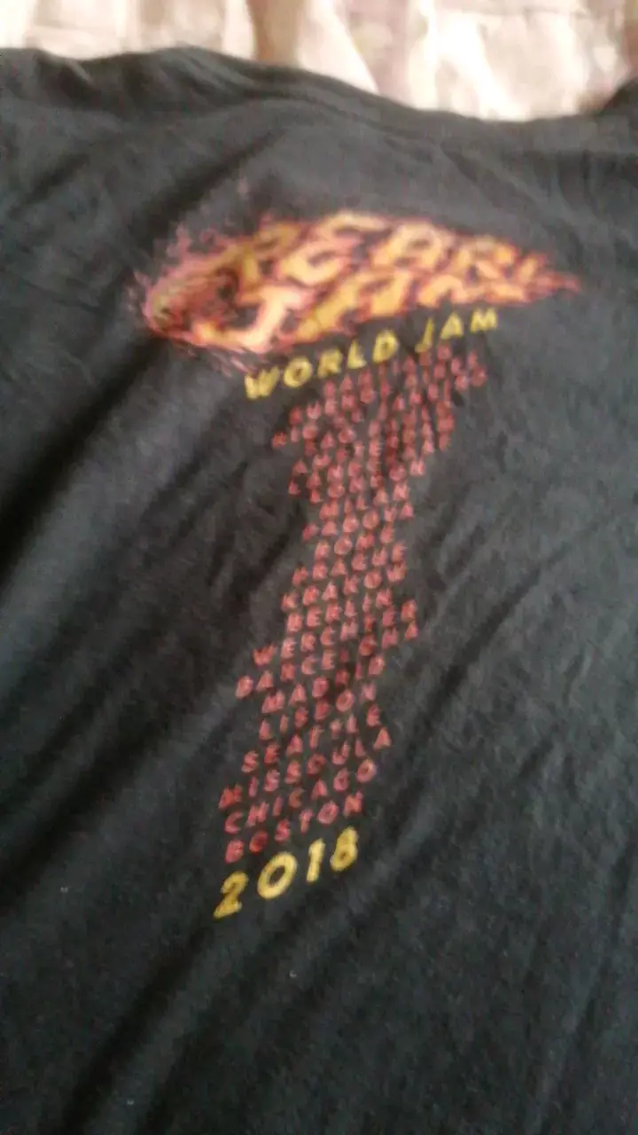 Polera negra con diseño gráfico World Jam - 2