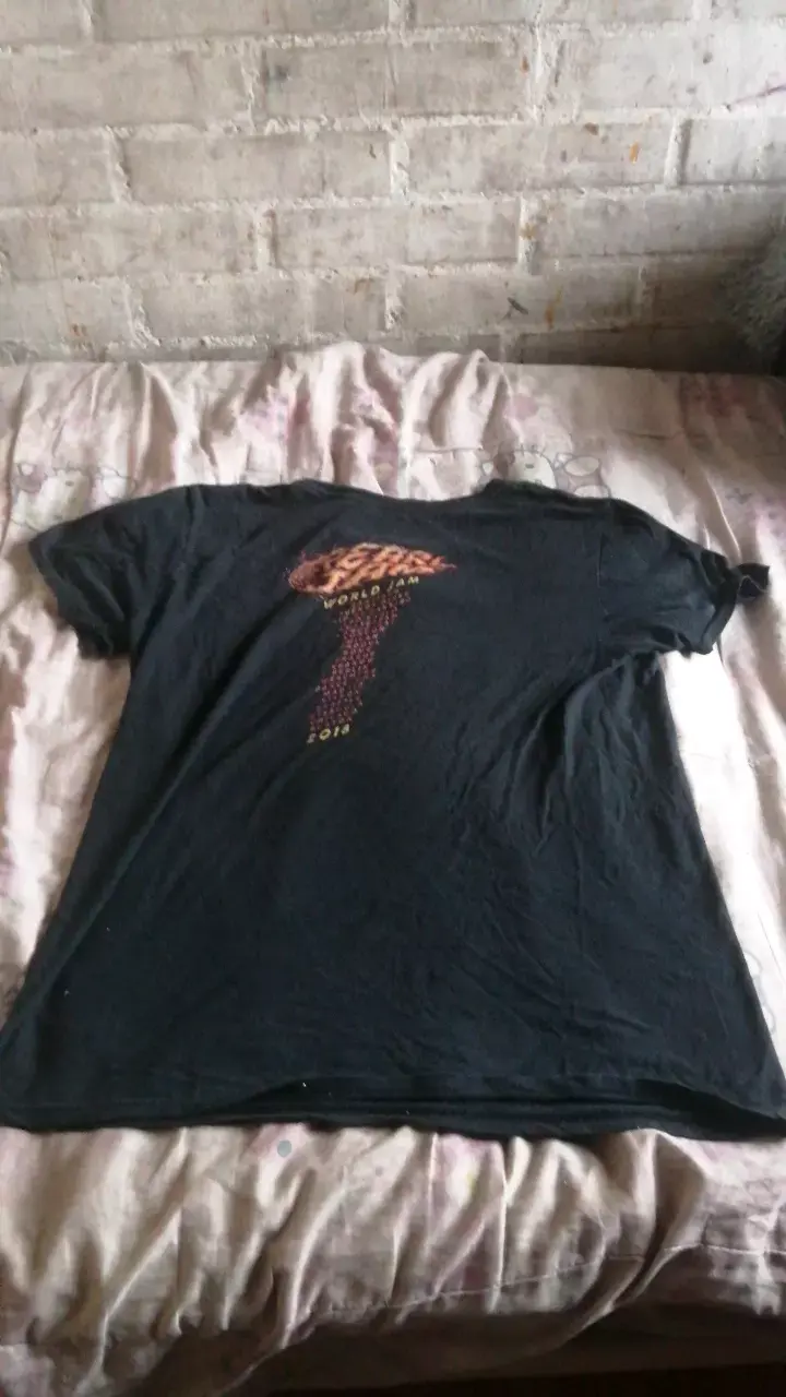Polera negra con diseño gráfico World Jam - 3