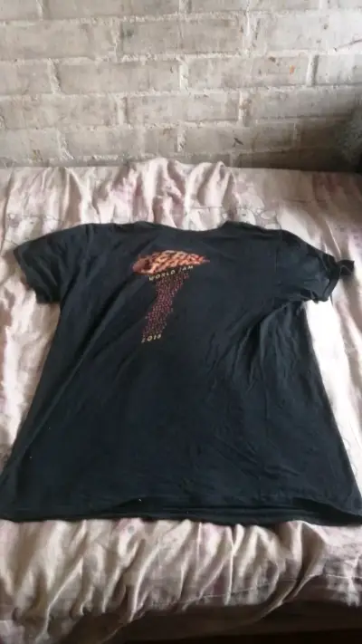 Polera negra con diseño gráfico World Jam - miniatura 3