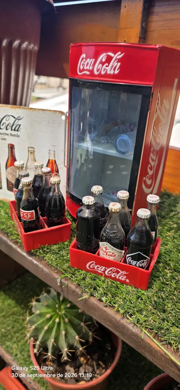 Mini nevera Coca-Cola con botellas decorativas