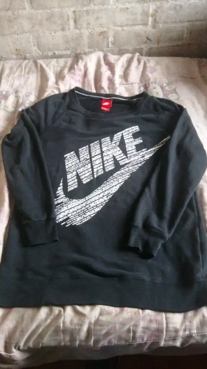 Polerón negro Nike con logo estampado - 1
