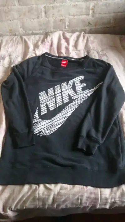 Polerón negro Nike con logo estampado - miniatura 1