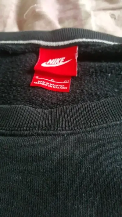 Polerón negro Nike con logo estampado - miniatura 2