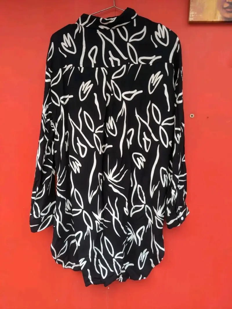 Blusa negra con estampado blanco de hojas - 1