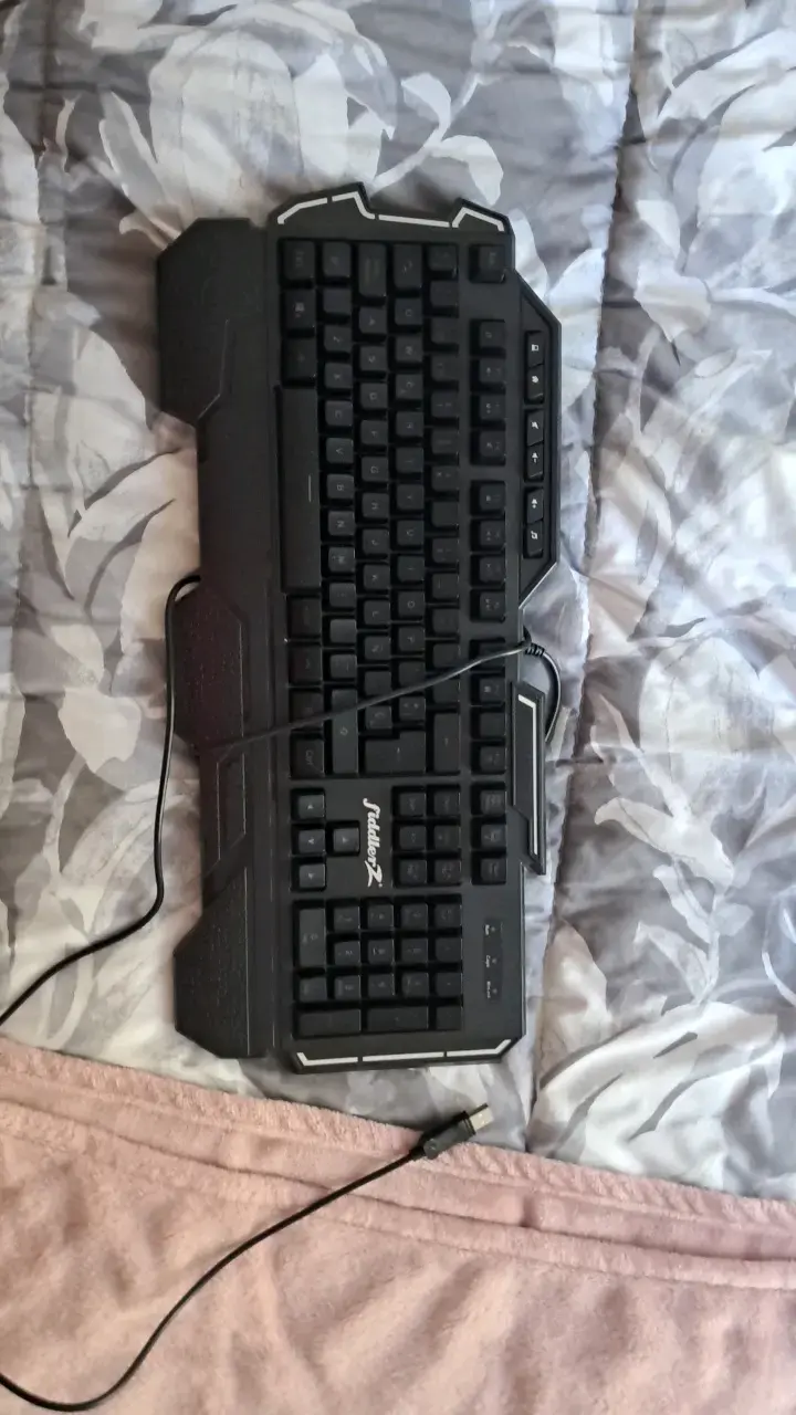Teclado gamer con cable Zadez negro