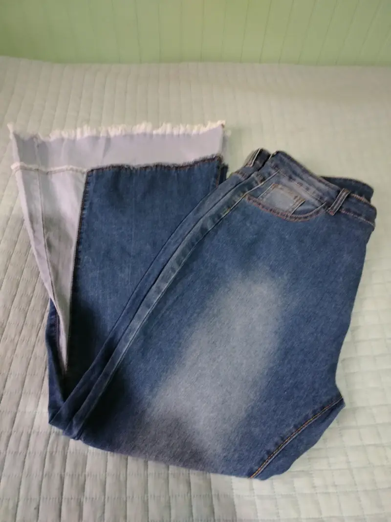 Jeans acampanados de mezclilla azul con dobladillo deshilachado - 1
