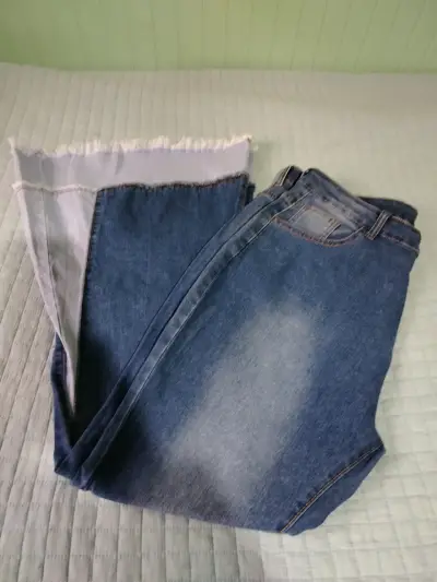 Jeans acampanados de mezclilla azul con dobladillo deshilachado - miniatura 1