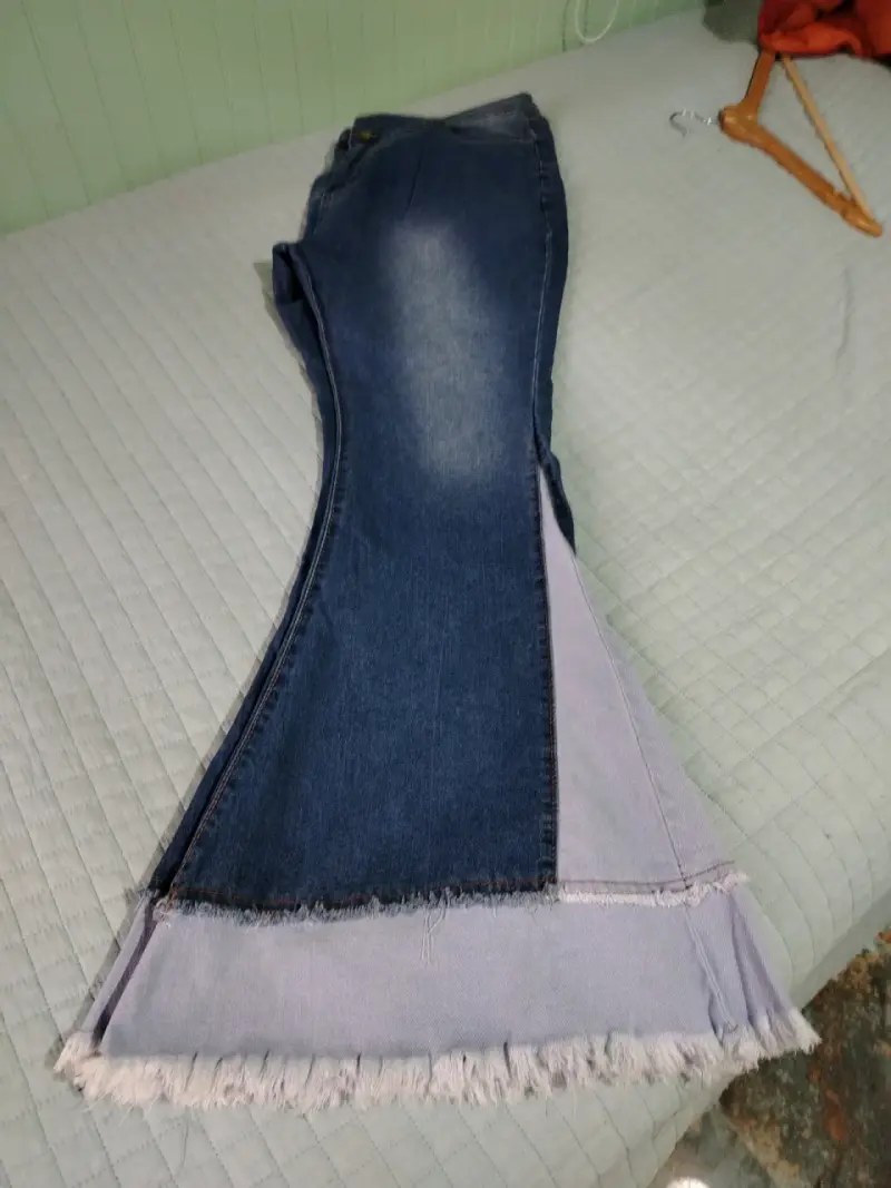 Jeans acampanados de mezclilla azul con dobladillo deshilachado - 2