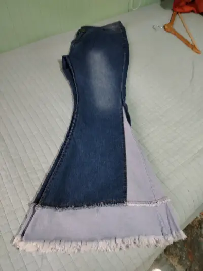 Jeans acampanados de mezclilla azul con dobladillo deshilachado - miniatura 2