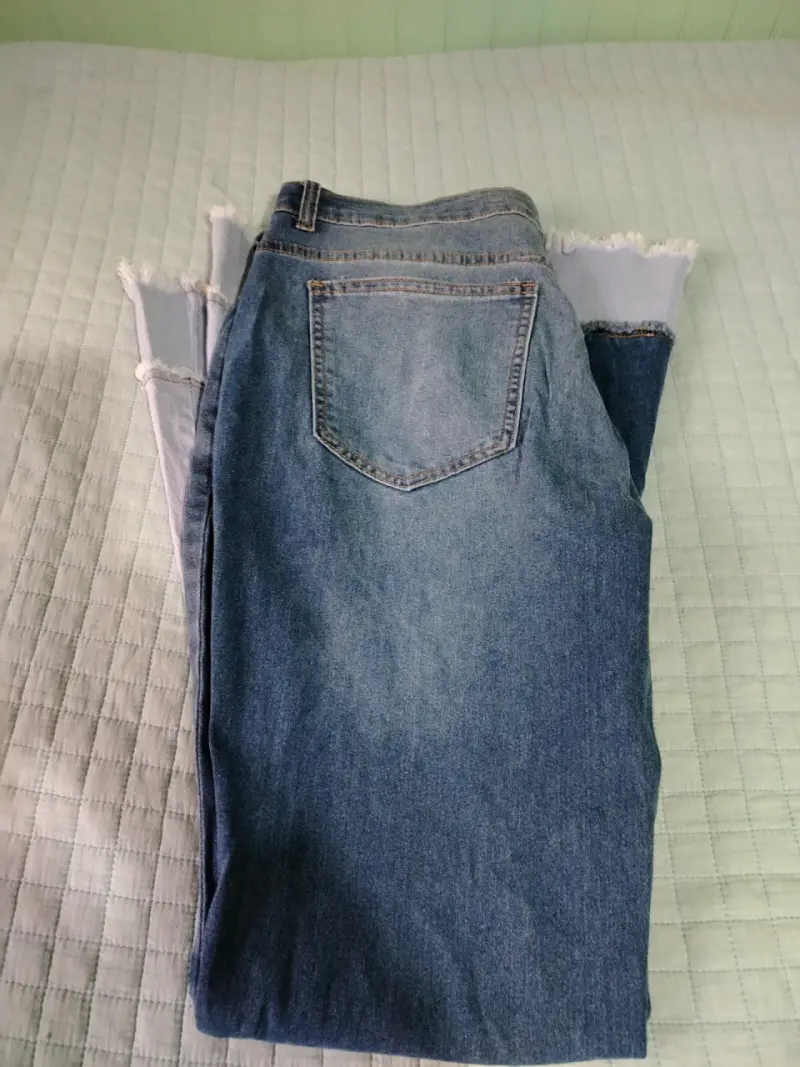 Jeans acampanados de mezclilla azul con dobladillo deshilachado - 3