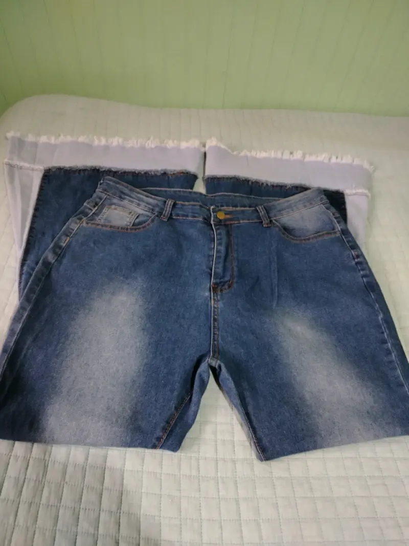 Jeans acampanados de mezclilla azul con dobladillo deshilachado - 4