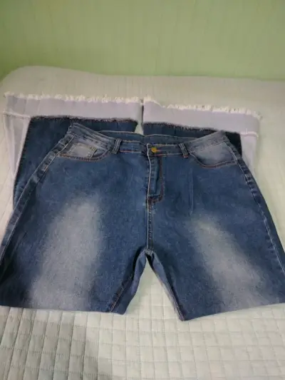 Jeans acampanados de mezclilla azul con dobladillo deshilachado - miniatura 4