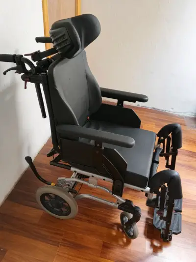 Silla de ruedas reclinable con reposacabezas - miniatura 1