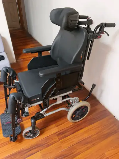 Silla de ruedas reclinable con reposacabezas - miniatura 5
