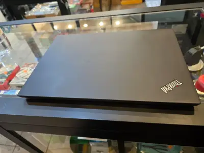 Laptop Lenovo ThinkPad T14 en buen estado - miniatura 4