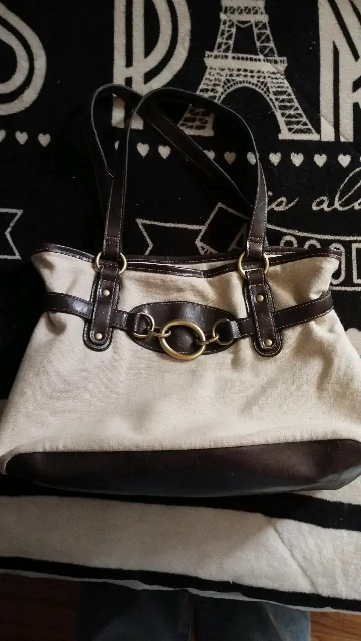 Bolso de mano beige con detalles en cuero - 1