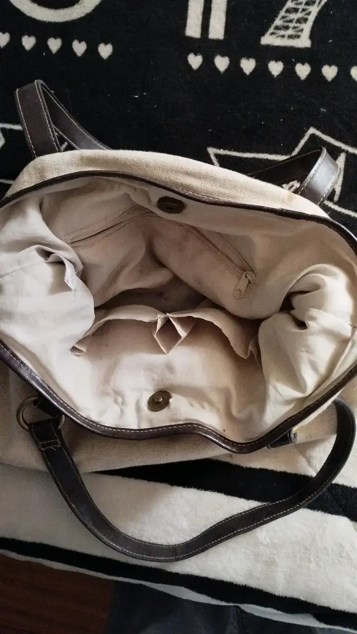 Bolso de mano beige con detalles en cuero - 2
