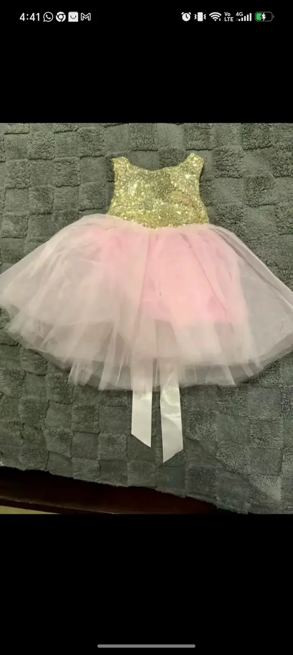 Vestido de niña con lentejuelas doradas y tul rosa