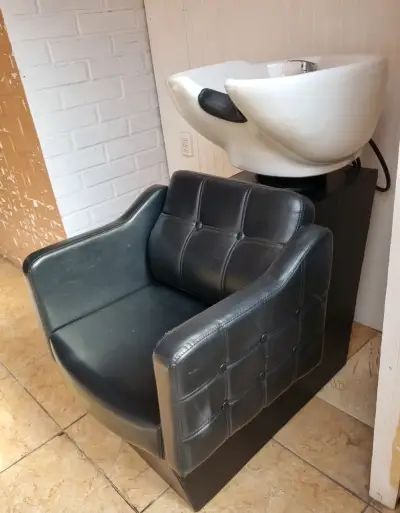 Lavacabezas de peluquería con silla negra - miniatura 1